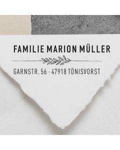 Namensstempel aus Holz mit Adresse und Deko Zweig  