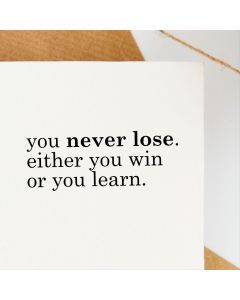 Holzstempel mit Spruch: you never lose. either you win or you learn.  