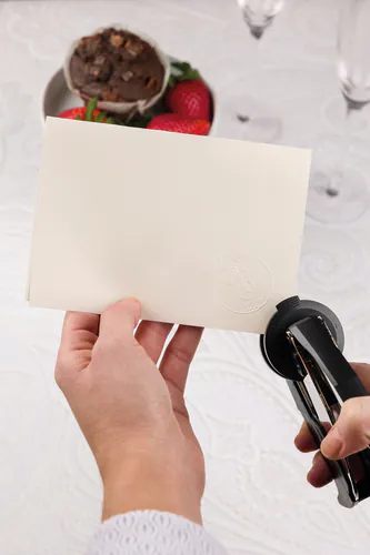 Anwendung Handprägezange Einladungskarte